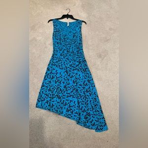 Laundry Size 8
Asymmetrical, nice low cut. Sleeveless sleeve